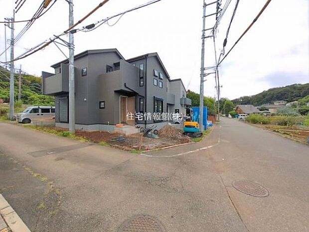 前面道路を含めた現地写真です。