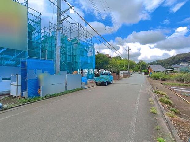 前面道路を含めた現地写真です。