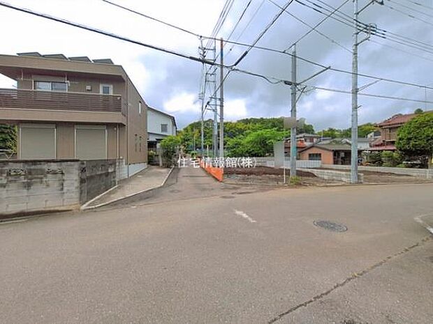 前面道路を含めた現地写真です。