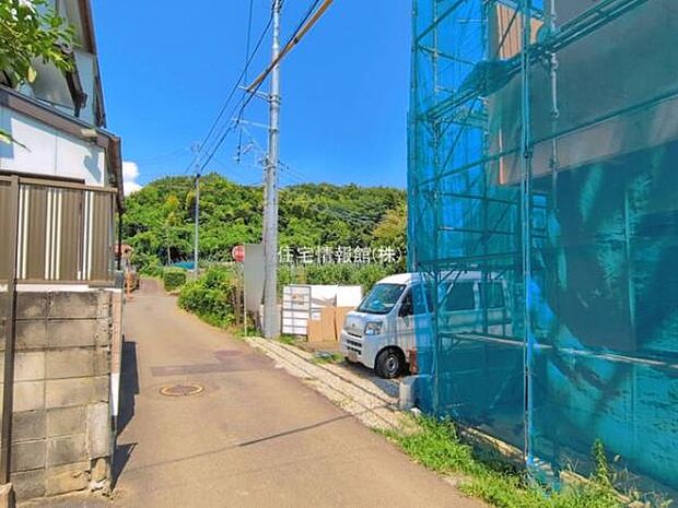 前面道路を含めた現地写真です。