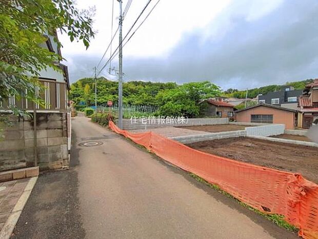 前面道路を含めた現地写真です。