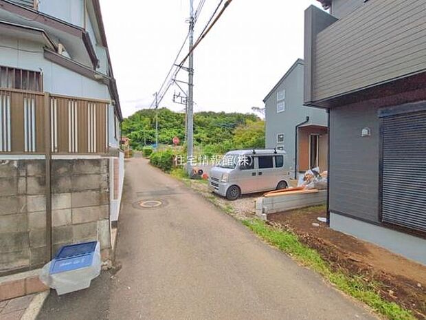 前面道路を含めた現地写真です。