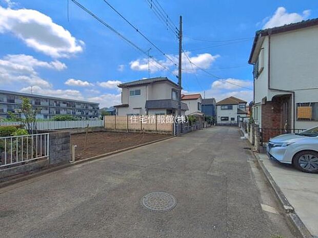 前面道路を含めた現地写真です。