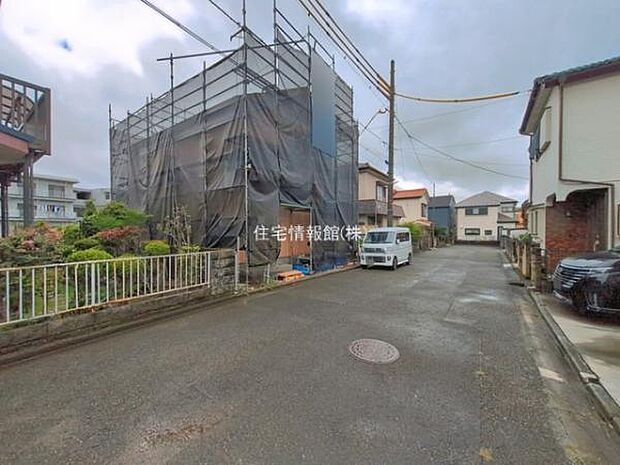 前面道路を含めた現地写真です。