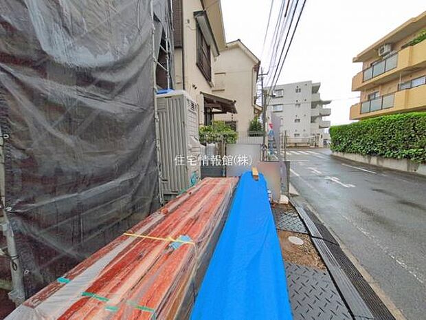 前面道路を含めた現地写真です。