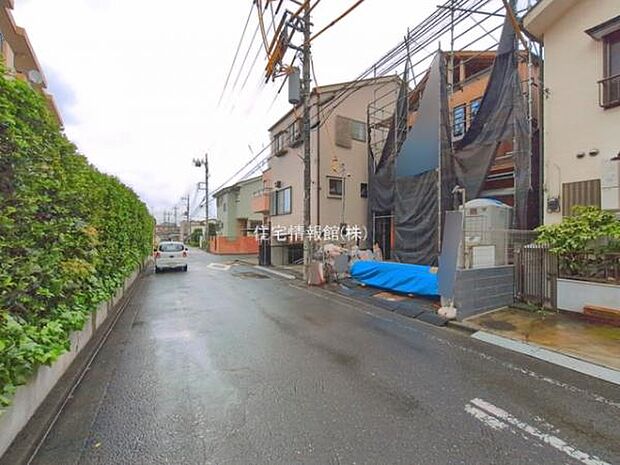 前面道路を含めた現地写真です。