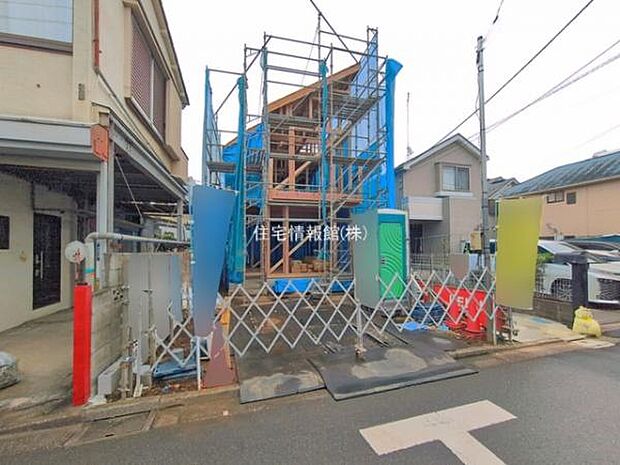前面道路を含めた現地写真です。