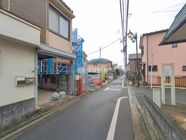 前面道路を含めた現地写真です。