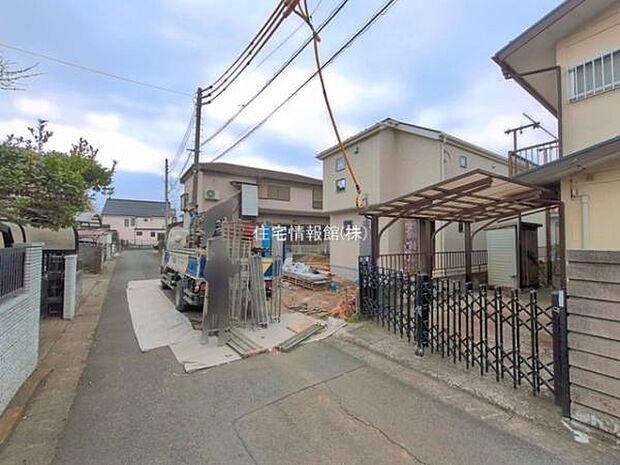 前面道路を含めた現地写真です。