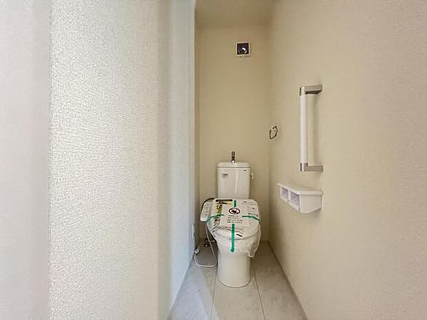 シャワー洗浄機能付のトイレは、清潔感が印象的な空間ですね。