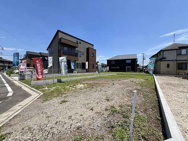 前面道路は約5mございます。