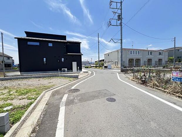 前面道路です。住宅地につき落ち着いた新生活を始められそうです。
