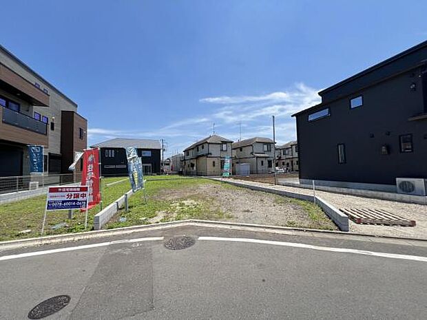 前面道路を含めた現地写真です。ぜひ周辺環境も併せてご覧ください。