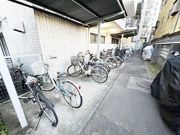 敷地内の駐輪場です。