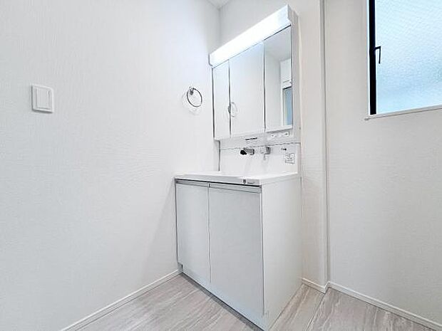 洗面化粧台です。朝の身支度から1日が始まります。