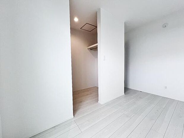 ウォークインクローゼットがあり収納スペースも豊富。季節物もスッキリ片付きそうです。