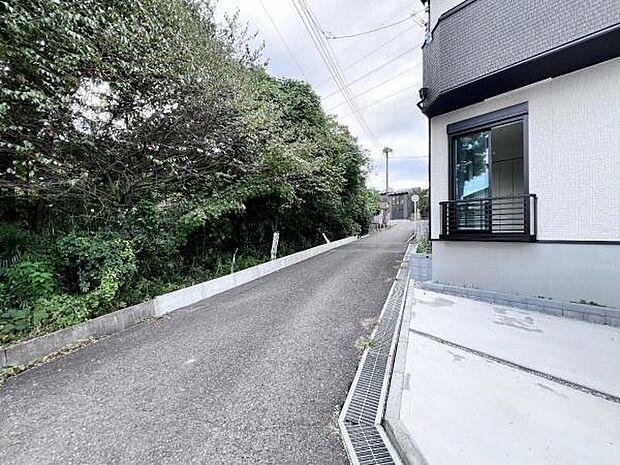 前面道路を含めた現地写真です。