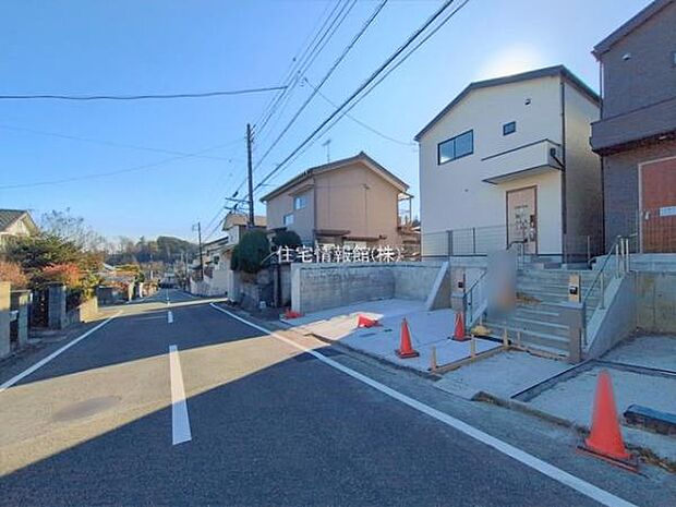 前面道路を含めた現地写真です。