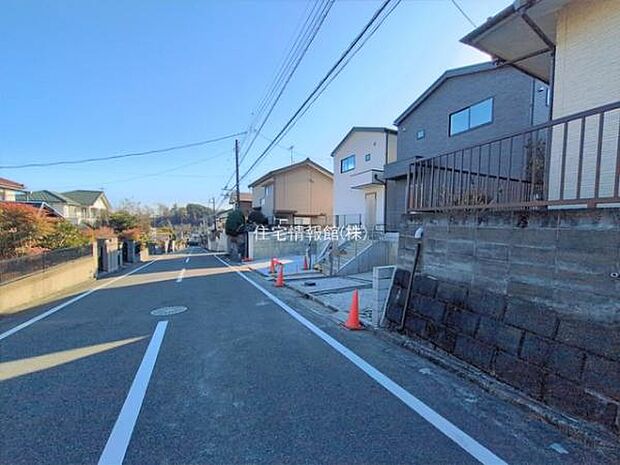 前面道路を含めた現地写真です。