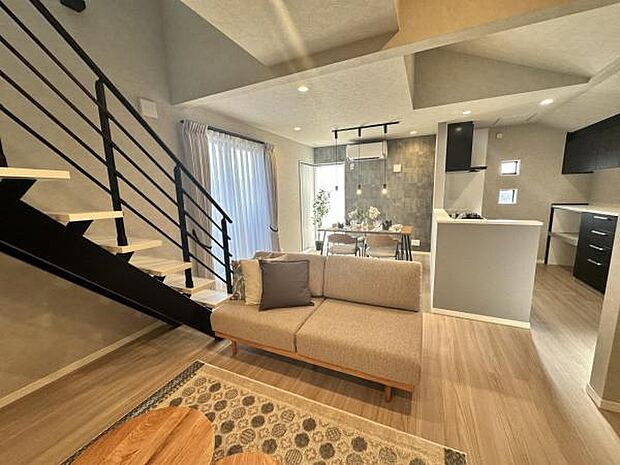 家族団らんの場所としてゆったりと居心地の良いリビングです。