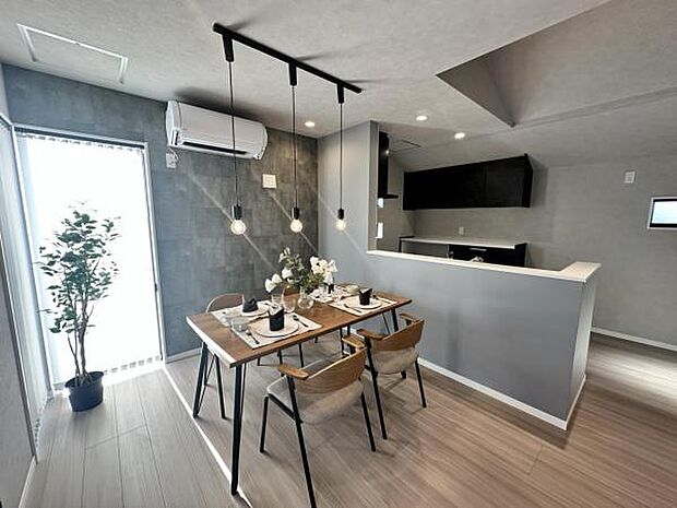 2階リビングです。勾配天井となっておりますので開放的です。