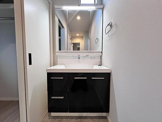 洗面化粧台です。朝の身支度から1日が始まります。