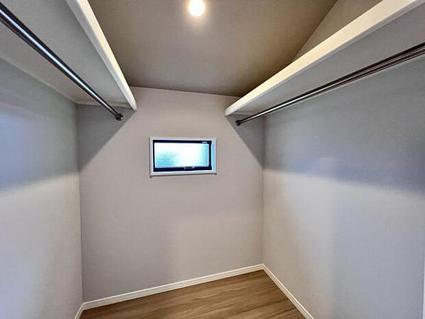 ウォークインクローゼットがあり収納スペースも豊富。季節物もスッキリ片付きそうです。