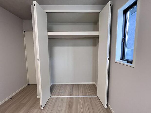 いつでもお部屋をスッキリお使い頂ける収納スペースを設置。