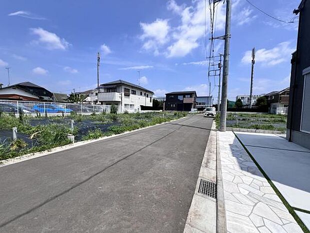 前面道路を含めた現地写真です。開発現場です。