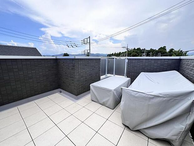 スカイバルコニーでございます。ソファーとテーブルが設置してございます。