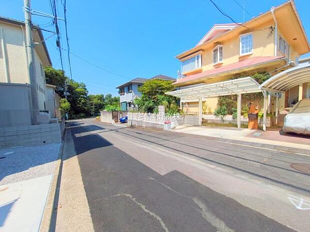 前面道路を含めた現地写真です。