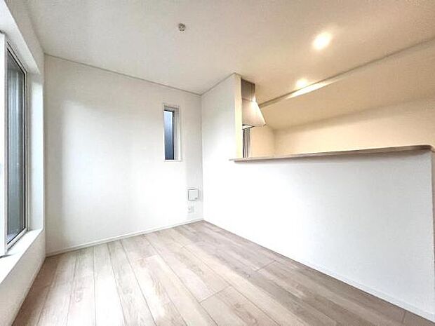 お食事中もキッチンと会話が楽しめるダイニングスペース。