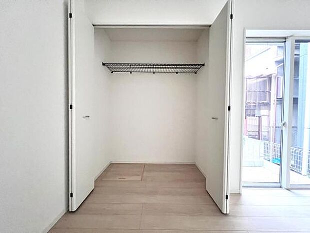 いつでもお部屋をスッキリお使い頂ける収納スペースを設置。