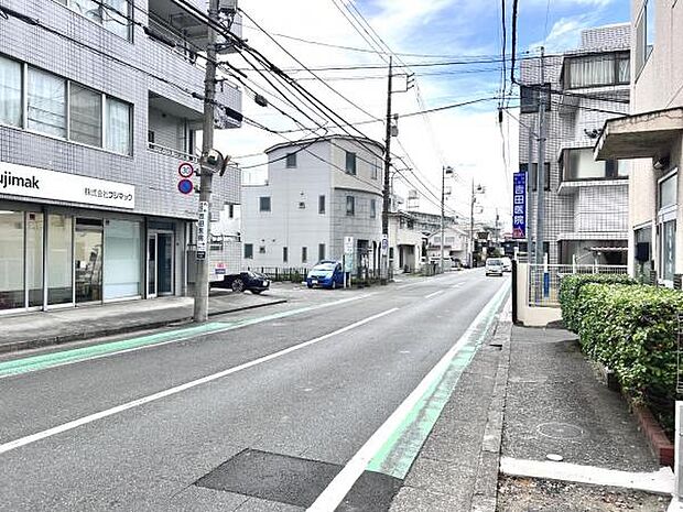 前面道路を含めた現地写真です。