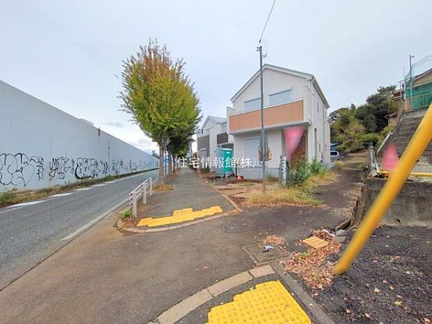 前面道路を含めた現地写真です。