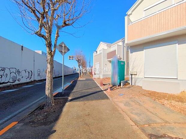 前面道路を含めた現地写真です。