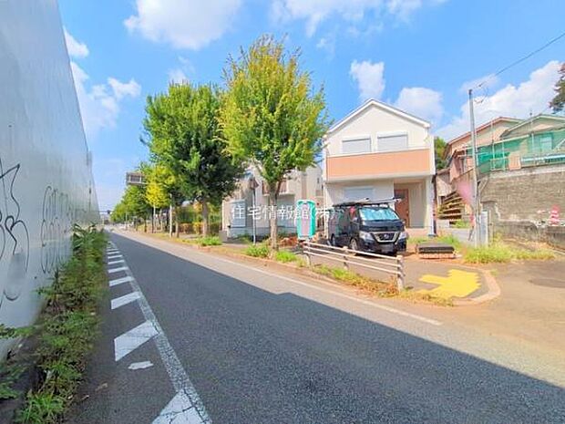 前面道路を含めた現地写真です。