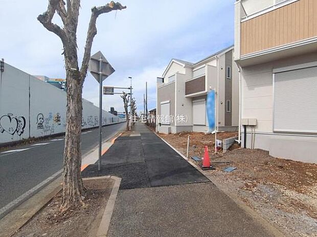 前面道路を含めた現地写真です。