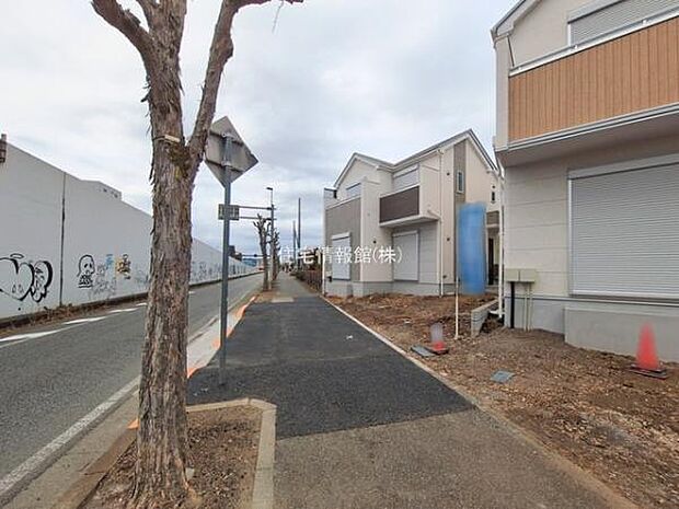 前面道路を含めた現地写真です。