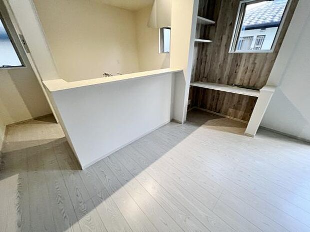 お食事中もキッチンと会話が楽しめるダイニングスペース。