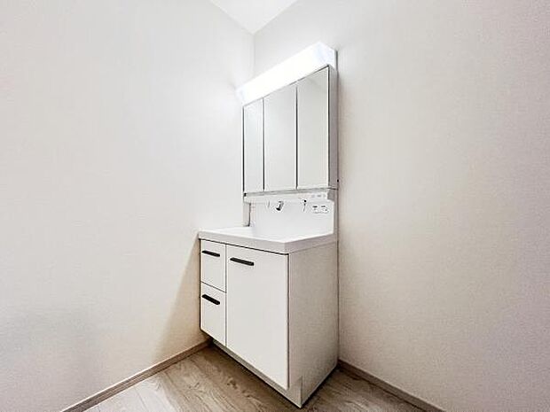 洗面化粧台です。朝の身支度から1日が始まります。