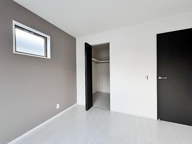 ウォークインクローゼットがあり収納スペースも豊富。季節物もスッキリ片付きそうです。