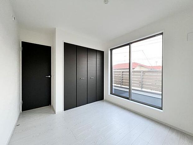 洋室は、風通しが良く明るく快適な空間です。ゆったりと読書など、趣味にも没頭できプライベート時間もお寛ぎ頂けそうです。