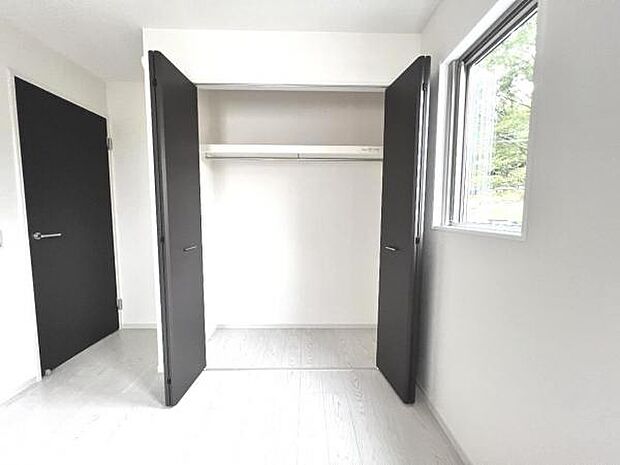 いつでもお部屋をスッキリお使い頂ける収納スペースを設置。