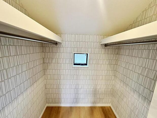 ウォークインクローゼットがあり収納スペースも豊富。季節物もスッキリ片付きそうです。