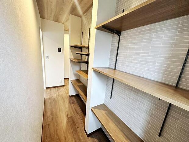 いつでもお部屋をスッキリお使い頂けるキッチン裏のパントリースペースを設置。