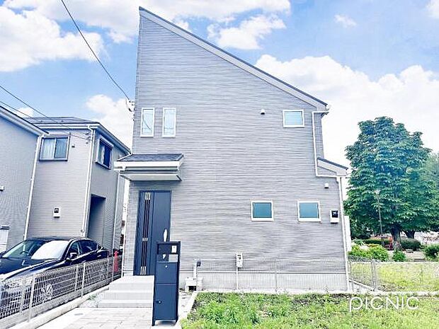 現地写真です。敷地延長の物件ですが、西側が公園で明るいお家です