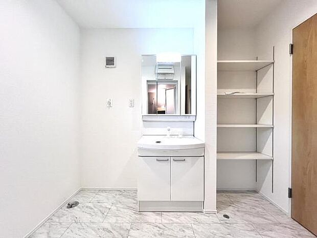 洗面化粧台です。朝の身支度から1日が始まります。