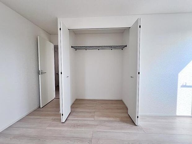 いつでもお部屋をスッキリお使い頂ける収納スペースを設置。