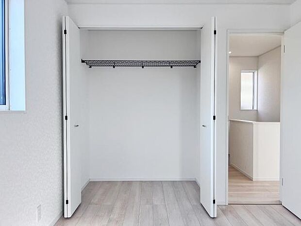 いつでもお部屋をスッキリお使い頂ける収納スペースを設置。